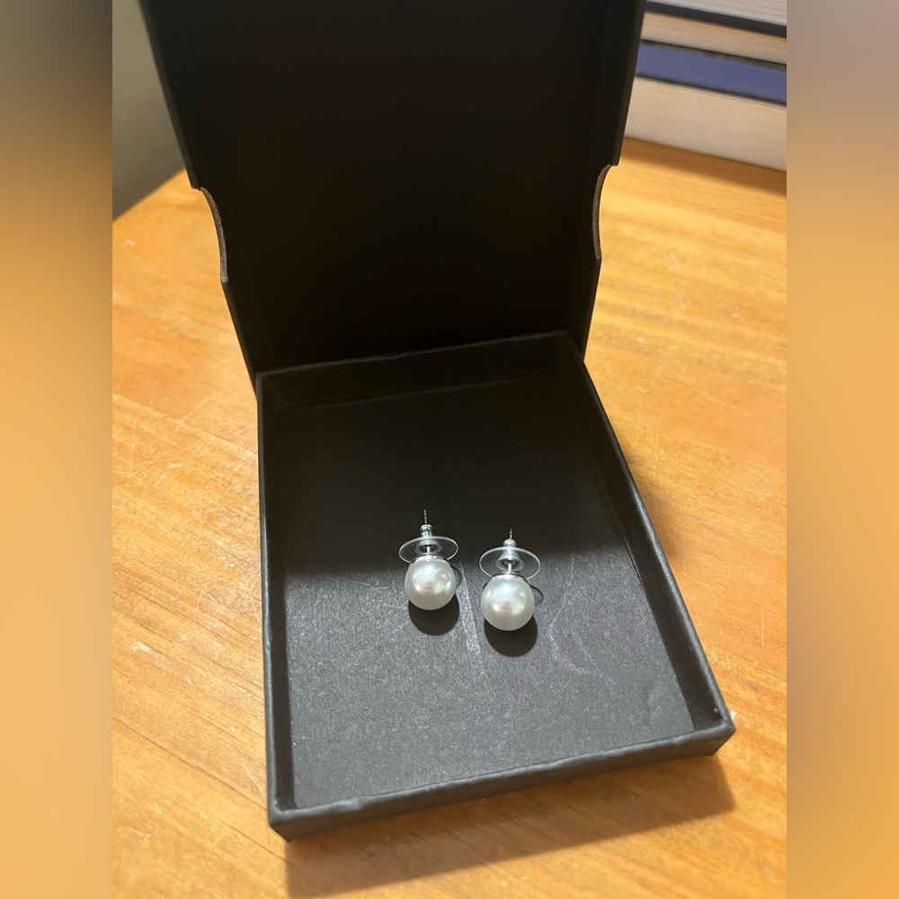 Faux Pearl earrings - 1/4”